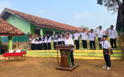 Upacara Bendera di MTsN 2 Way Kanan Kampus 2, Muhtar Jamil Sampaikan Tiga Kunci Sukses