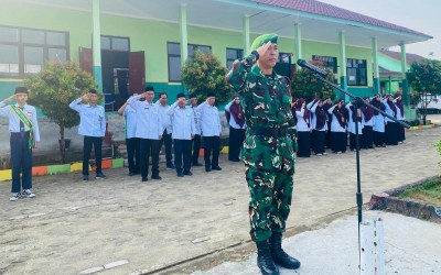Serka Didik Taufik Sampaikan Pesan Disiplin, Adab, dan Ketakwaan dalam Upacara di MTsN 2 Way Kanan