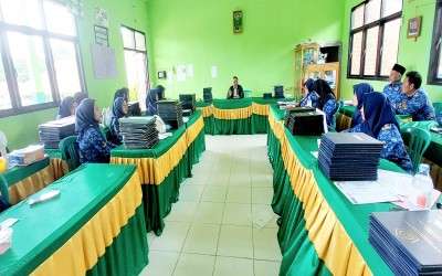 Rapat Akhir Semester Ganjil MTsN 2 Way Kanan Evaluasi Pelaksanaan Pendidikan Tahun Pelajaran 2025/2026