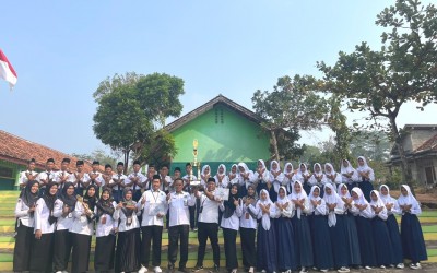 Siswa MTsN 2 Way Kanan Serahkan Piala Prestasi GAPMA IX kepada Kepala Madrasah