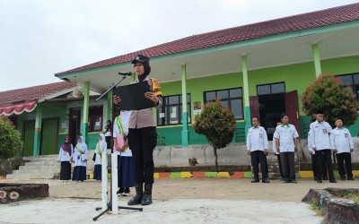 MTsN 2 Way Kanan Gelar Upacara Bendera, Kapolsek Pakuan Ratu Sampaikan Pesan Penting tentang Pendidikan dan Kedisiplinan