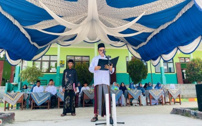 Khidmat Peringati Hari Santri Nasional, Guru dan Siswa MTsN 2 Way Kanan Ikuti Upacara Bersama